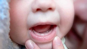 Когда режутся первые зубы у ребенка