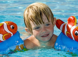 Как и где научить ребенка плавать в возрасте до 5 лет