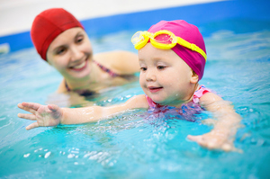 Как научить ребенка плавать с рождения