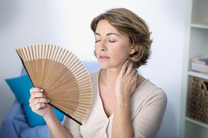 Как лечить приливы жара у женщины