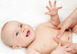 Новорожденный грудничок икает после кормления: как помочь