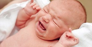Почему плачет  новорожденный 