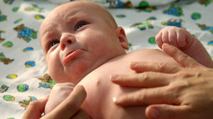 У новорожденного ребенка болит живот: что делать  