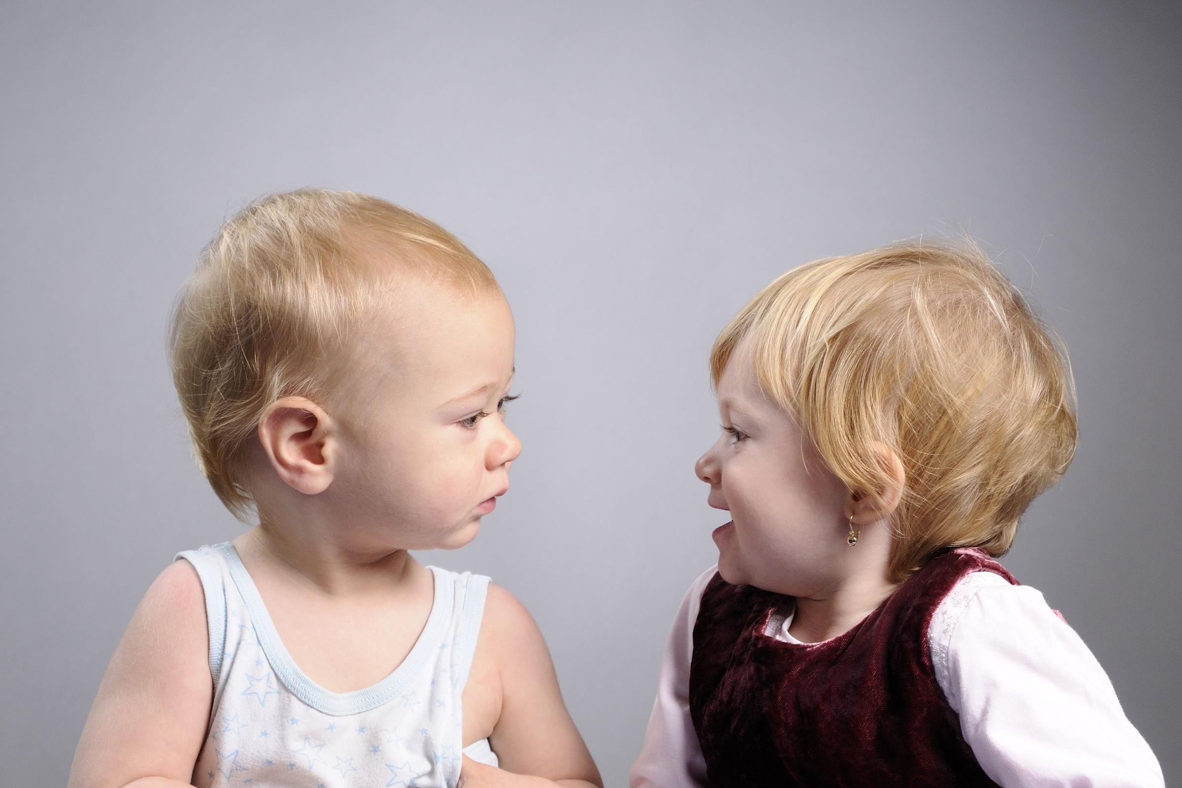 Разговор двух младенцев. Дети говорят друг с другом. Годовалый ребенок говорит. Учим ребенка говорить.