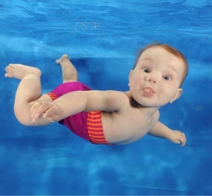 ребенок в бассейне
