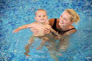 Учим ребенка плавать: советы родителям