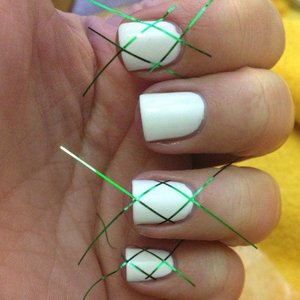 Как оформить ногти полосами