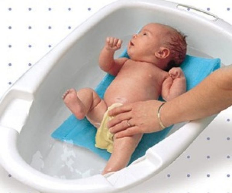 Температура воды для купания. Пуканье новорожденного. Купание новорожденного ребенка. Какткупать новорожденного. Как правильно купать новорожденного ребенка.