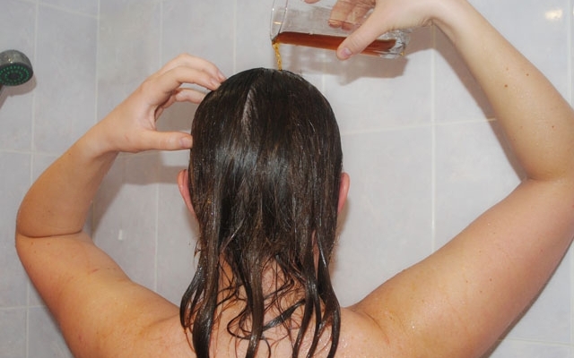 Почему после мытья волосы жирные. Ополаскивание головы. Ополаскивать волосы. Волосы после мытья. Ополаскивание корой дуба для волос.