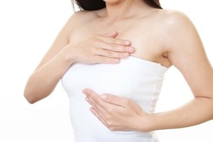 Почему может болеть грудь до, во время и после месячных