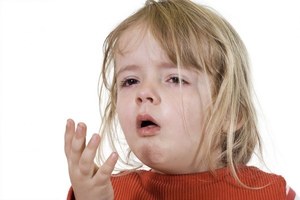 Приступ кашля при коклюше у ребёнка