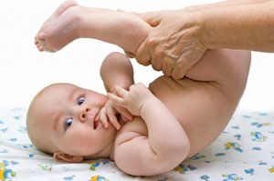 Лечение коликов и газиков у новорожденных 