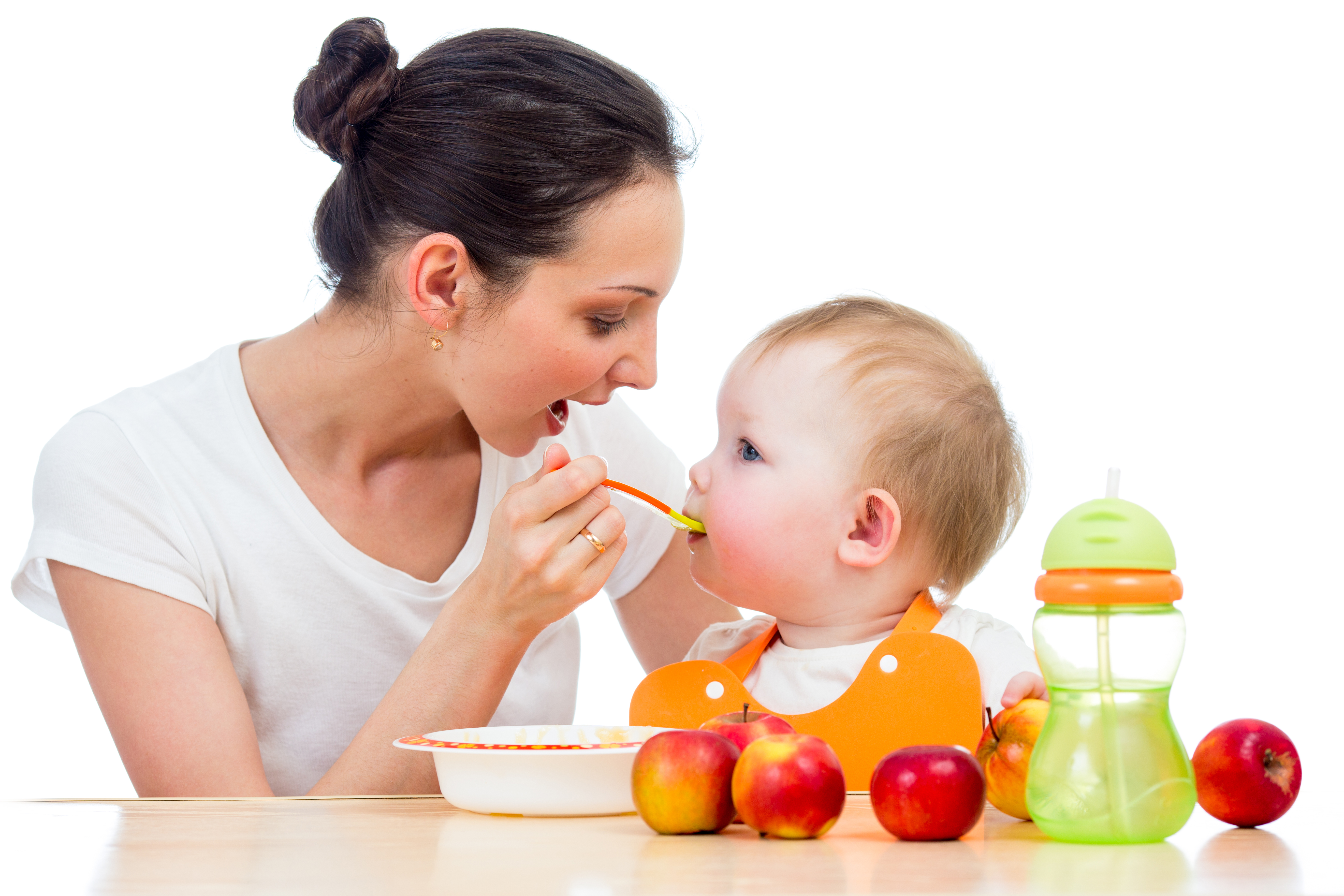 Питание для малышей. Мама кормит малыша. Питание детей раннего возраста. Питание детей до 3 лет. Прикорм мама и ребенок.