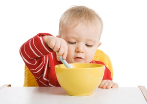 Как научить ребенка кушать ложкой