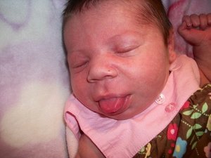 Младенец спит с высунутым языком