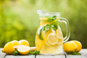 Для чего нужно  пить лимонную воду