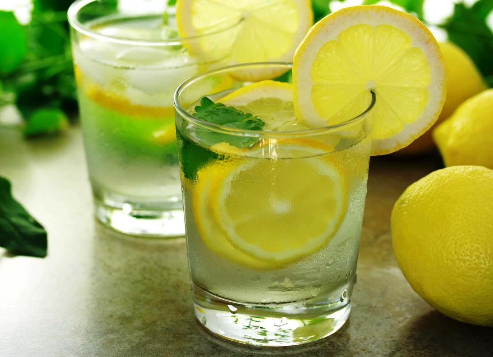 Питье вода с лимоном. Вода с лимоном. Лимон. Стакан с лимоном. Лимонный сок в стакане.