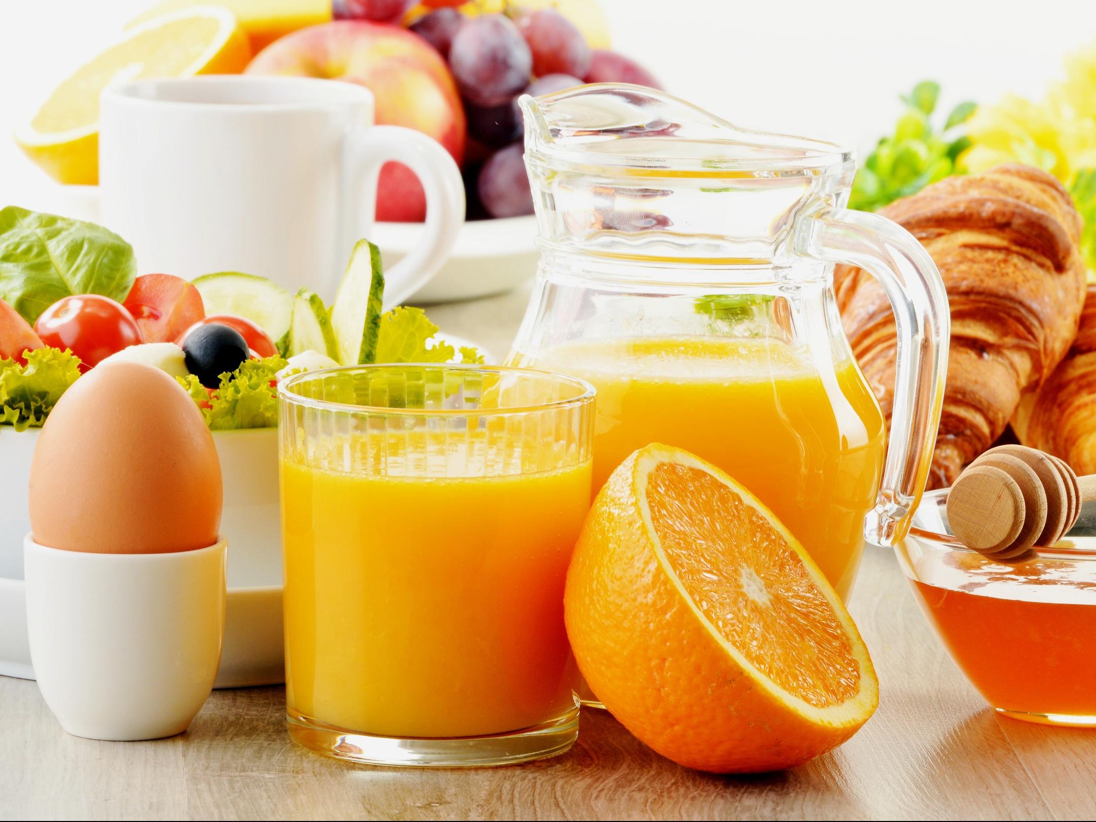 Апельсиновый сок на завтрак. Диета яйцо и апельсин на завтрак. Яичница с апельсиновым соком. Апельсиновый сок. Диета яйца с апельсинами.