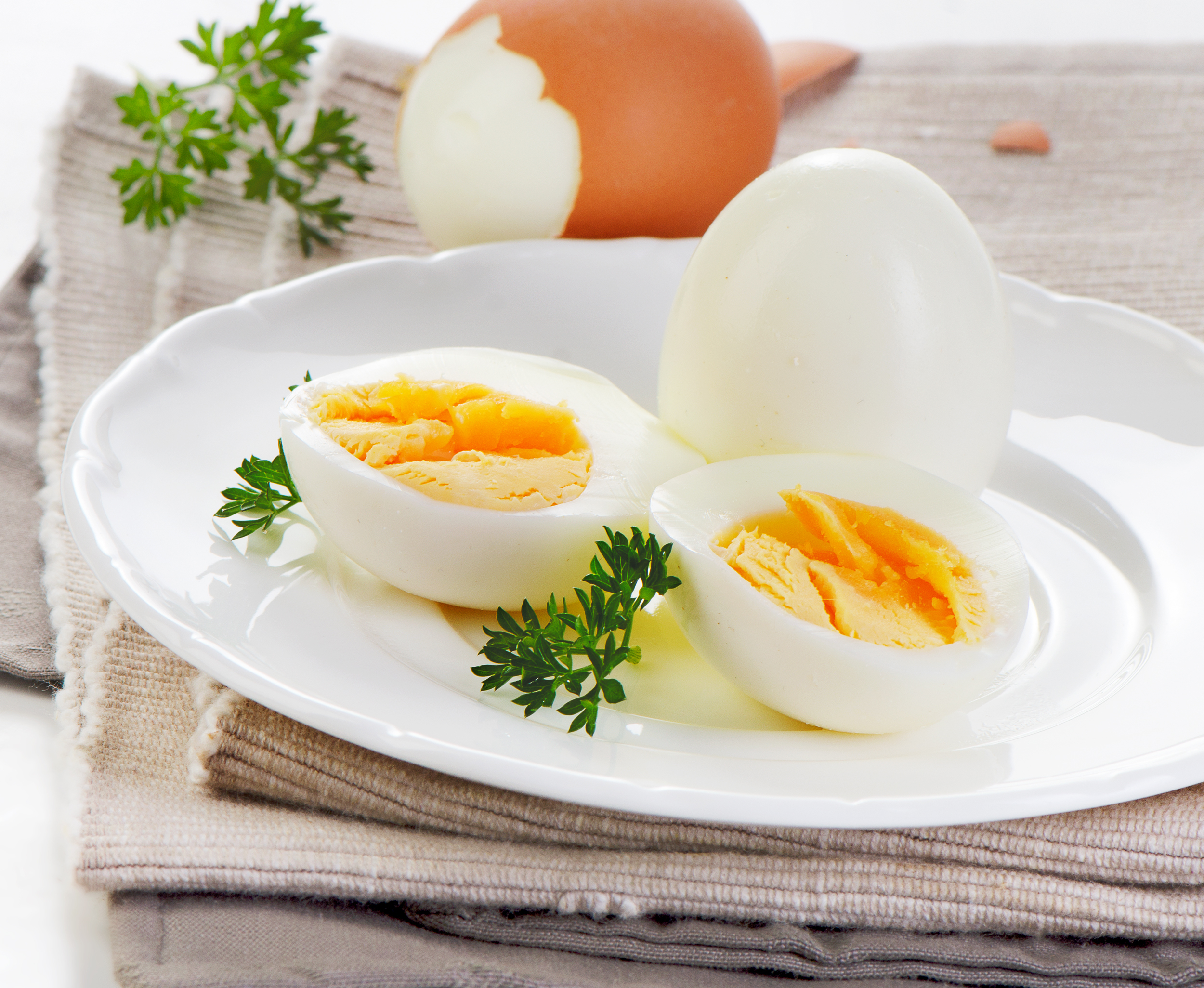 Отварной куриный белок. Вареные яйца. Отварные яйца. Отвар яиц. Яйца вкрутую.