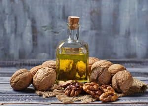 Польза масла  грецкого ореха в косметологии