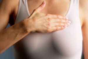 При климаксе причины набухания груди