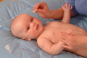 Как лечить глазки новорожденному
