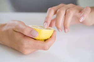Почему желтеют ногти на руках
